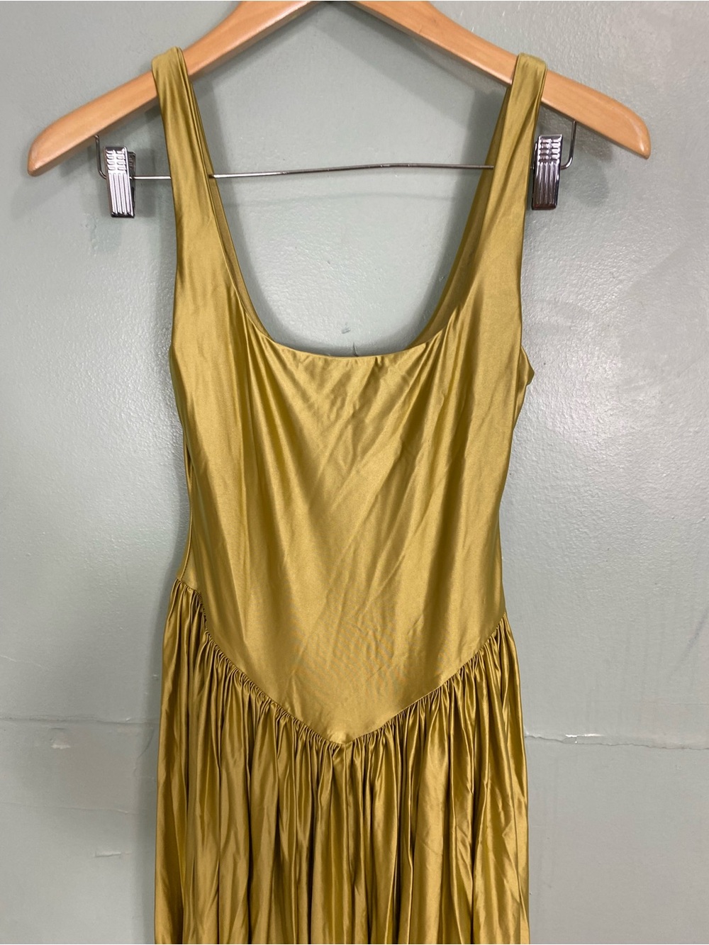 Delfi Collective Oriana Maxi Dress Midi Pleated Gold Olive Metallic Small - Picture 5 of 9
